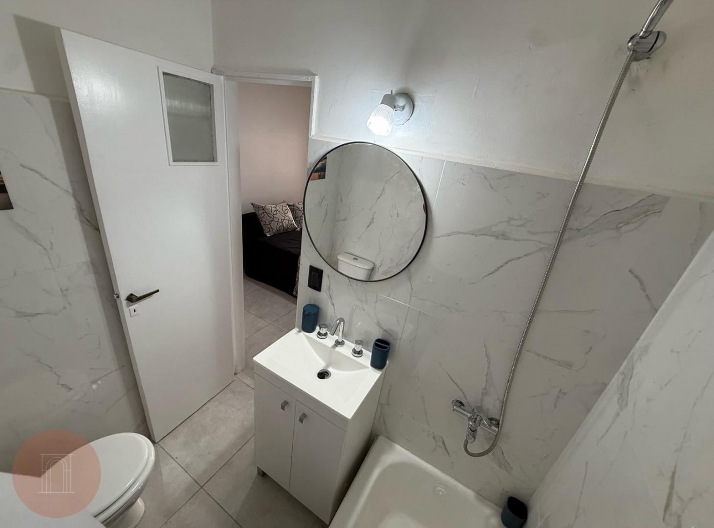Foto de EN VENTA- Departamento de un ambiente reciclado Zona Centro, imagen 2