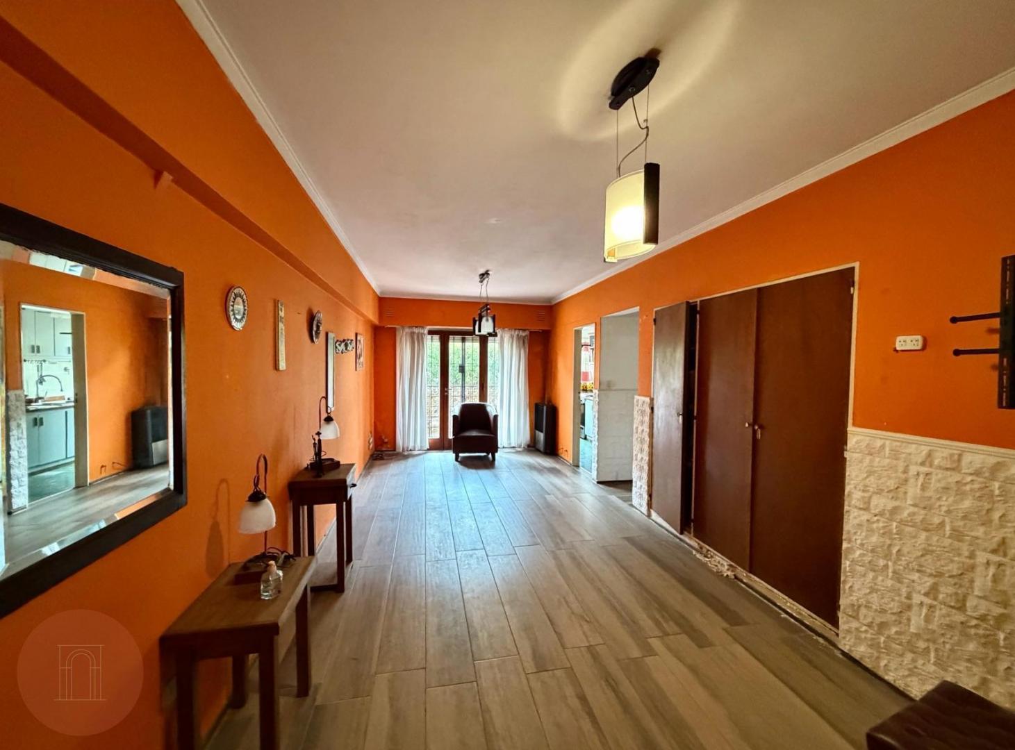 Foto de EN VENTA- Departamento de 3 ambientes al lateral con cochera Zona, imagen 1