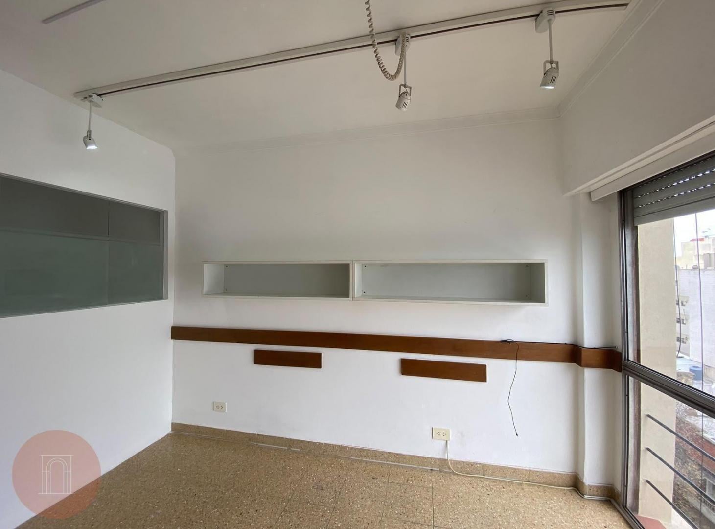 Foto de ALQUILER 12 MESES- Oficina comercial en alquiler Plaza Mitre, imagen 3