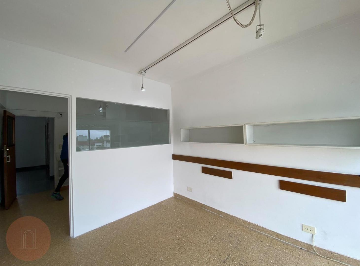 Foto de ALQUILER 12 MESES- Oficina comercial en alquiler Plaza Mitre, imagen 1