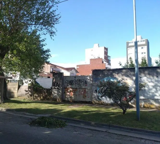 Lote total  430M2, 10 m frente , Zona C2, a media cuadra del mar. Punta Mogotes. 3