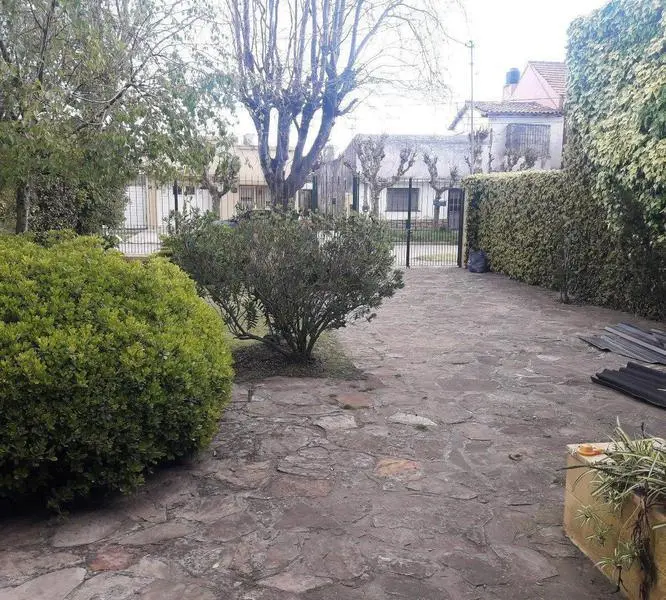 Chalet 5 amb. 3 baños, 330 m2 150m2 cub. San Cayetano. 3