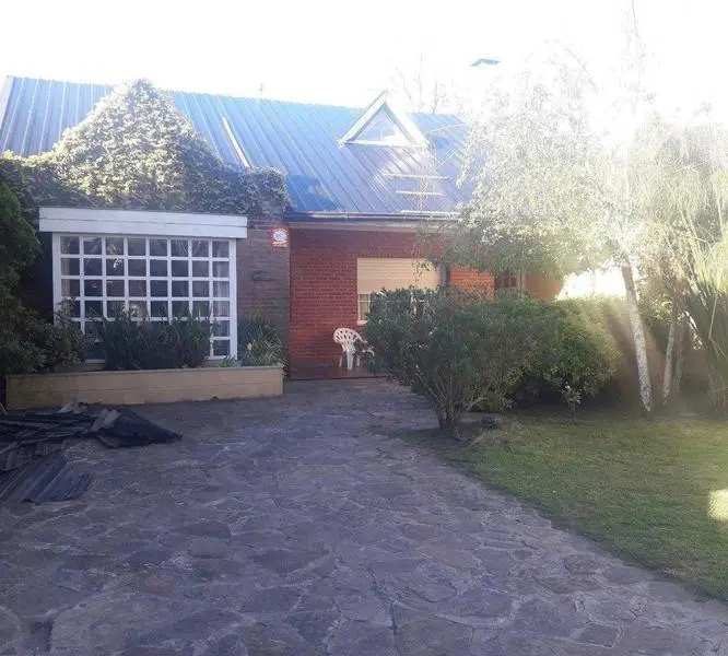 Chalet 5 amb. 3 baños, 330 m2 150m2 cub. San Cayetano. 2