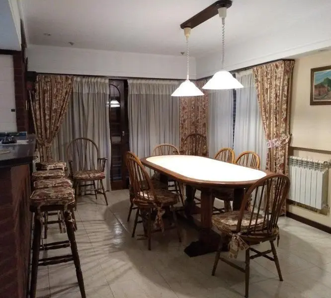 Chalet 6 amb de categoría 480 m2 cub. . Parque. Piscina. Parque Luro 4