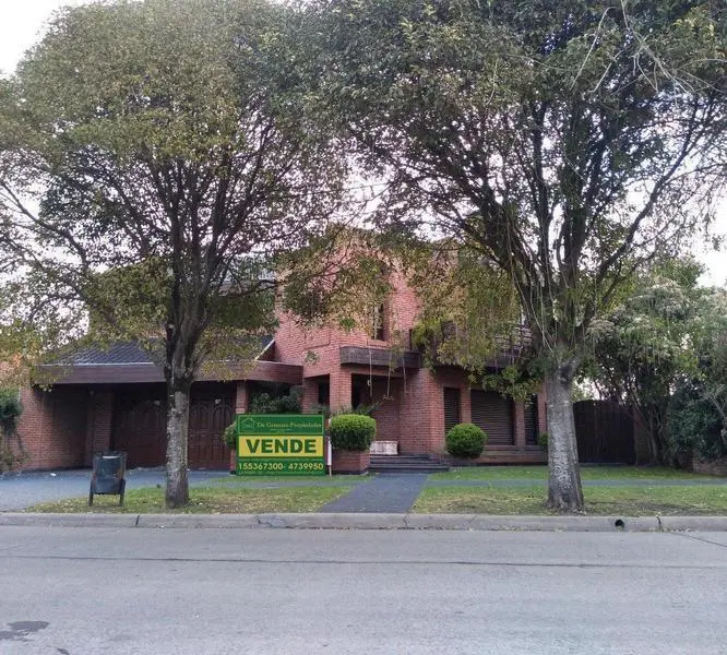 Chalet 6 amb de categoría 480 m2 cub. . Parque. Piscina. Parque Luro 1