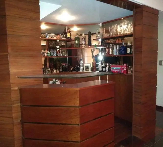 Chalet 6 amb de categoría 480 m2 cub. . Parque. Piscina. Parque Luro 3