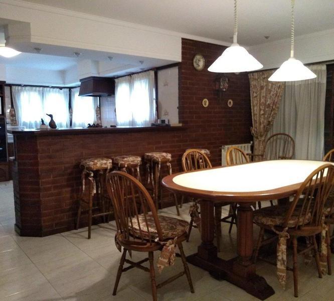 Foto de Chalet 6 amb de categoría 480 m2 cub. . Parque. Piscina. Parque Luro, imagen 5