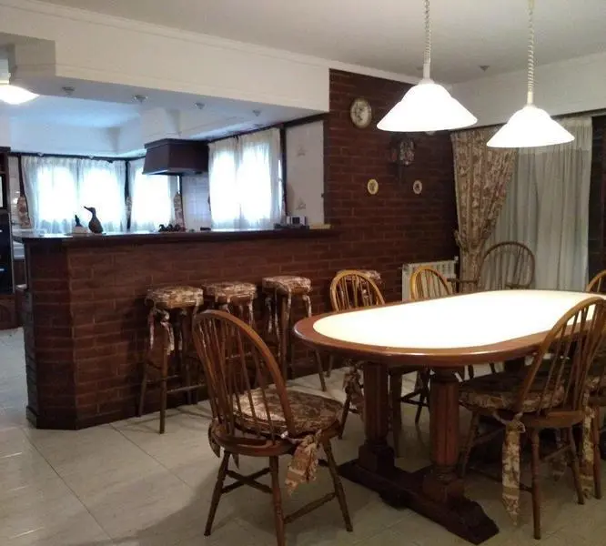 Chalet 6 amb de categoría 480 m2 cub. . Parque. Piscina. Parque Luro 5