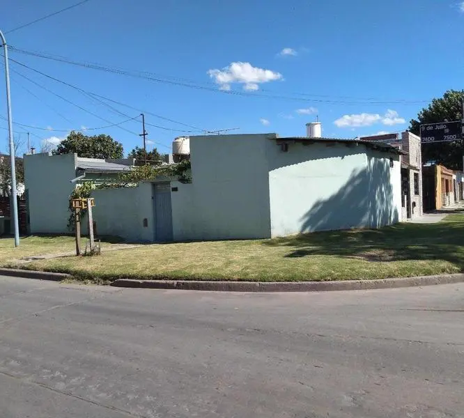Casa 2 amb con patio y dependencia. Lote 170m2. Calle 9 de Julio y 182. 1
