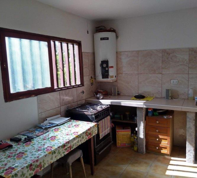 Casa 2 amb con patio y dependencia. Lote 170m2. Calle 9 de Julio y 182.