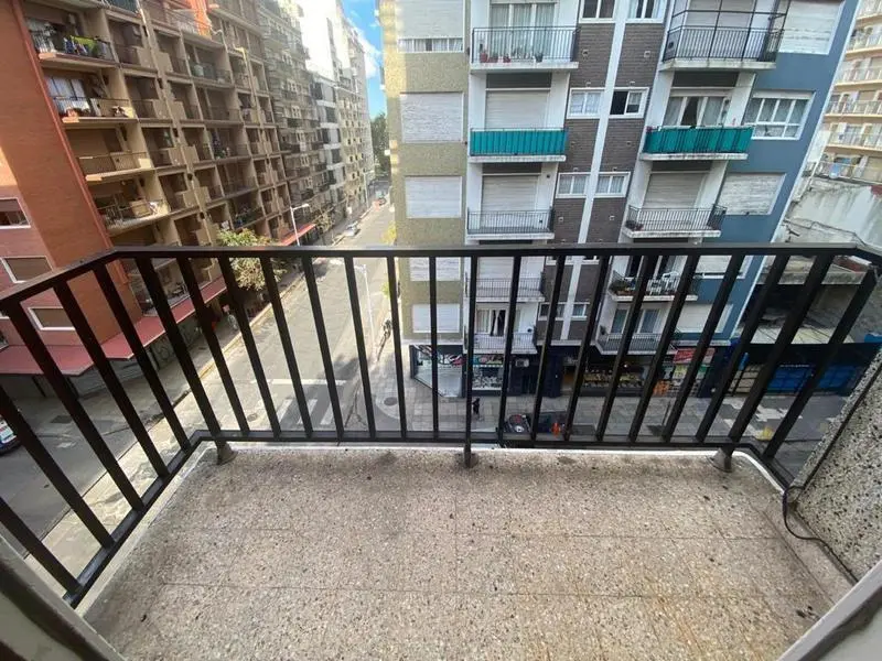Departamento 3 amb a la calle con Balcón. Entre Ríos y Bolivar. 5