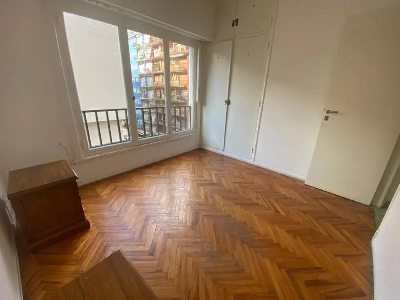 Departamento 3 amb a la calle con Balcón. Entre Ríos y Bolivar. 3