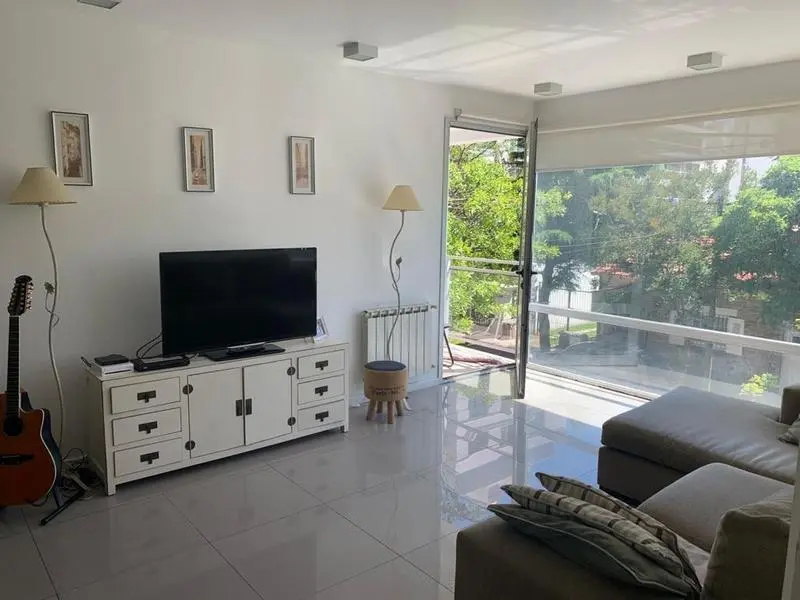 Piso 4 amb.  100m2. Suite. cochera. Los Troncos. 2