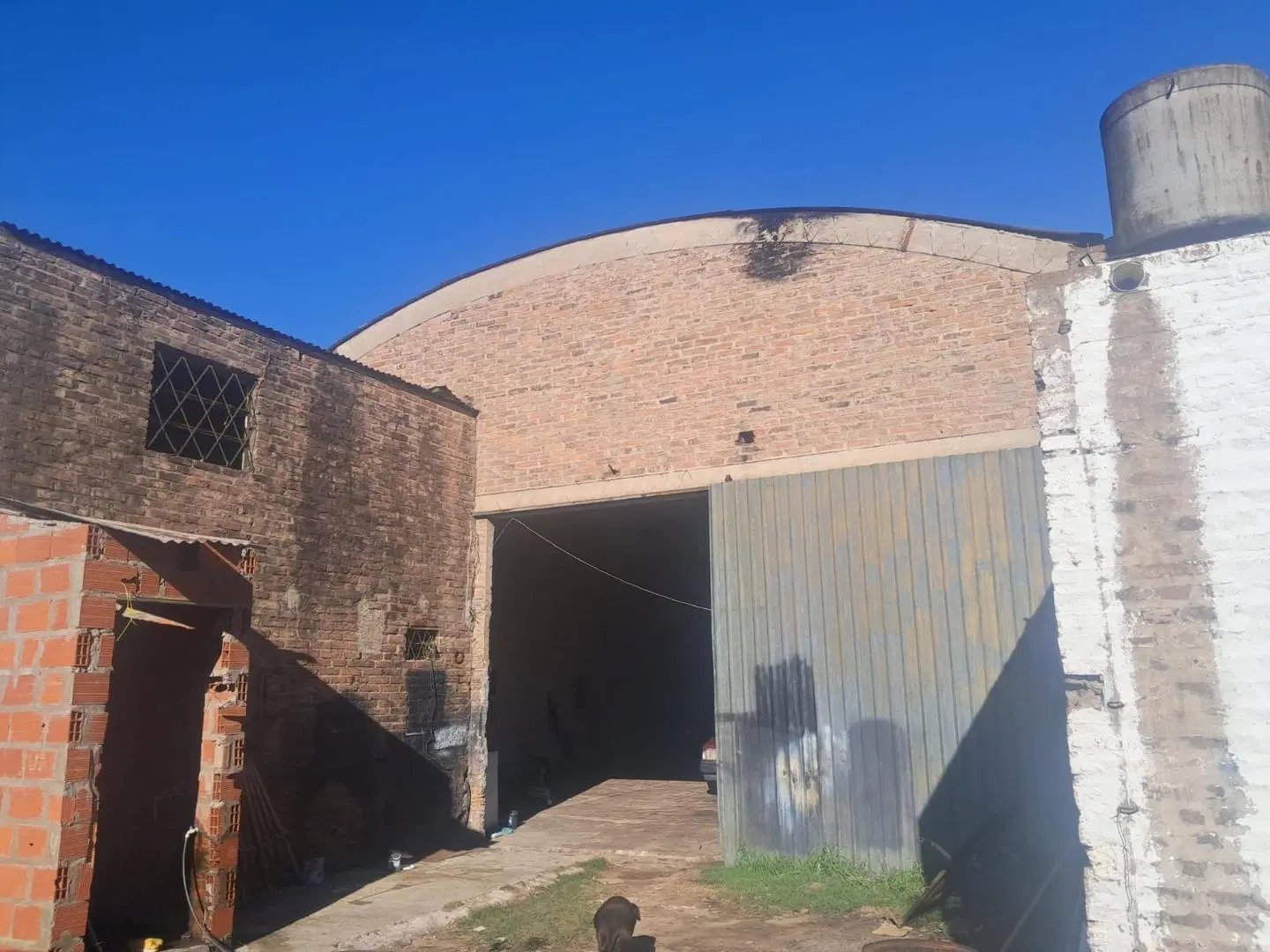 Vende Galpón de 200m2 con oficina, a 1000 de Au Luján-Junín. 3