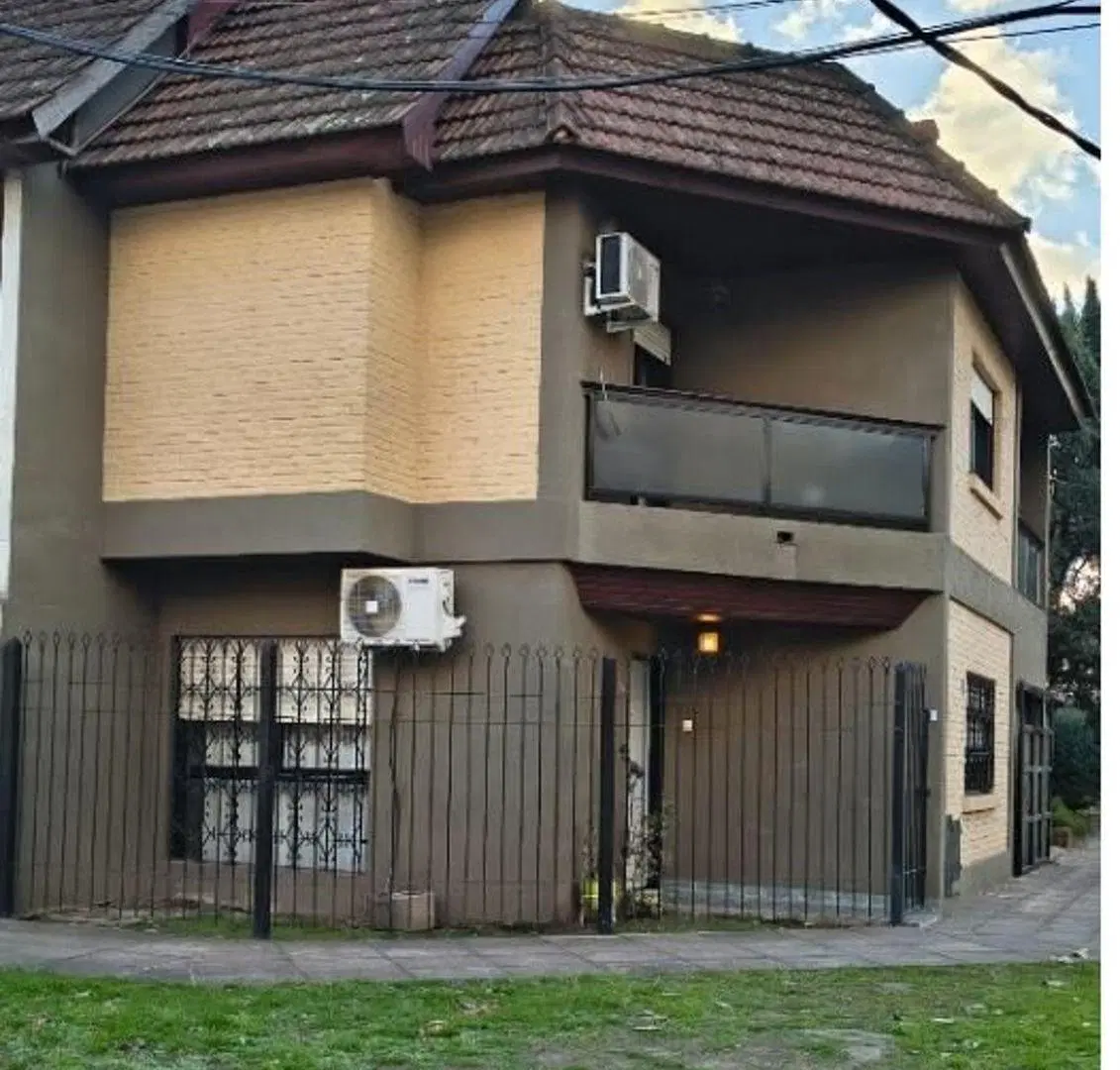 Excelente dúplex con garage en Barrio Guemes 5
