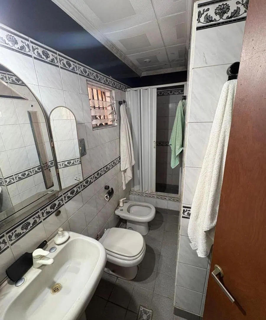 CASA DE 3 AMBIENTES UBICADA EN CALLE 124 A MEDIA CUADRA DE AV. 14. 2