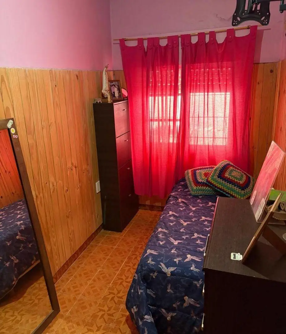 CASA DE 3 AMBIENTES UBICADA EN CALLE 124 A MEDIA CUADRA DE AV. 14. 3