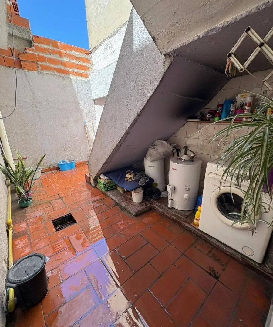 CASA DE 3 AMBIENTES UBICADA EN CALLE 124 A MEDIA CUADRA DE AV. 14. 5