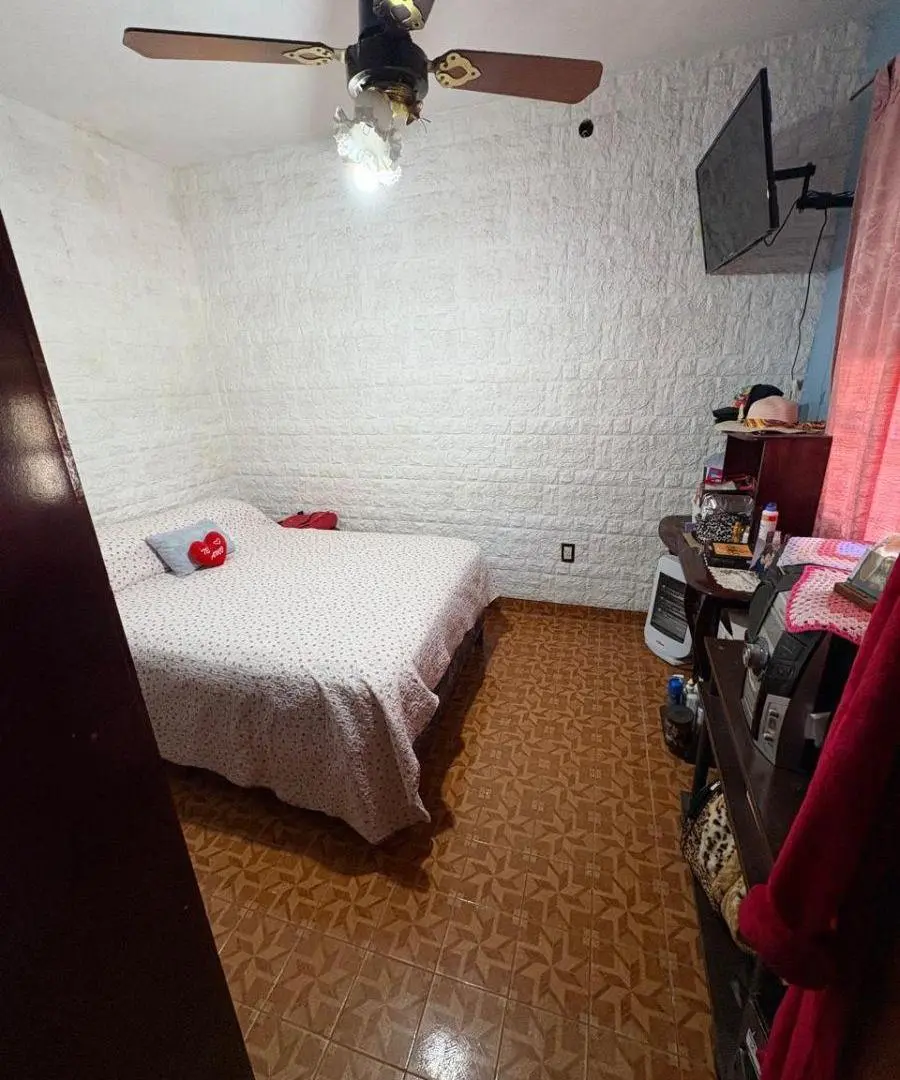 CASA DE 3 AMBIENTES UBICADA EN CALLE 124 A MEDIA CUADRA DE AV. 14. 4