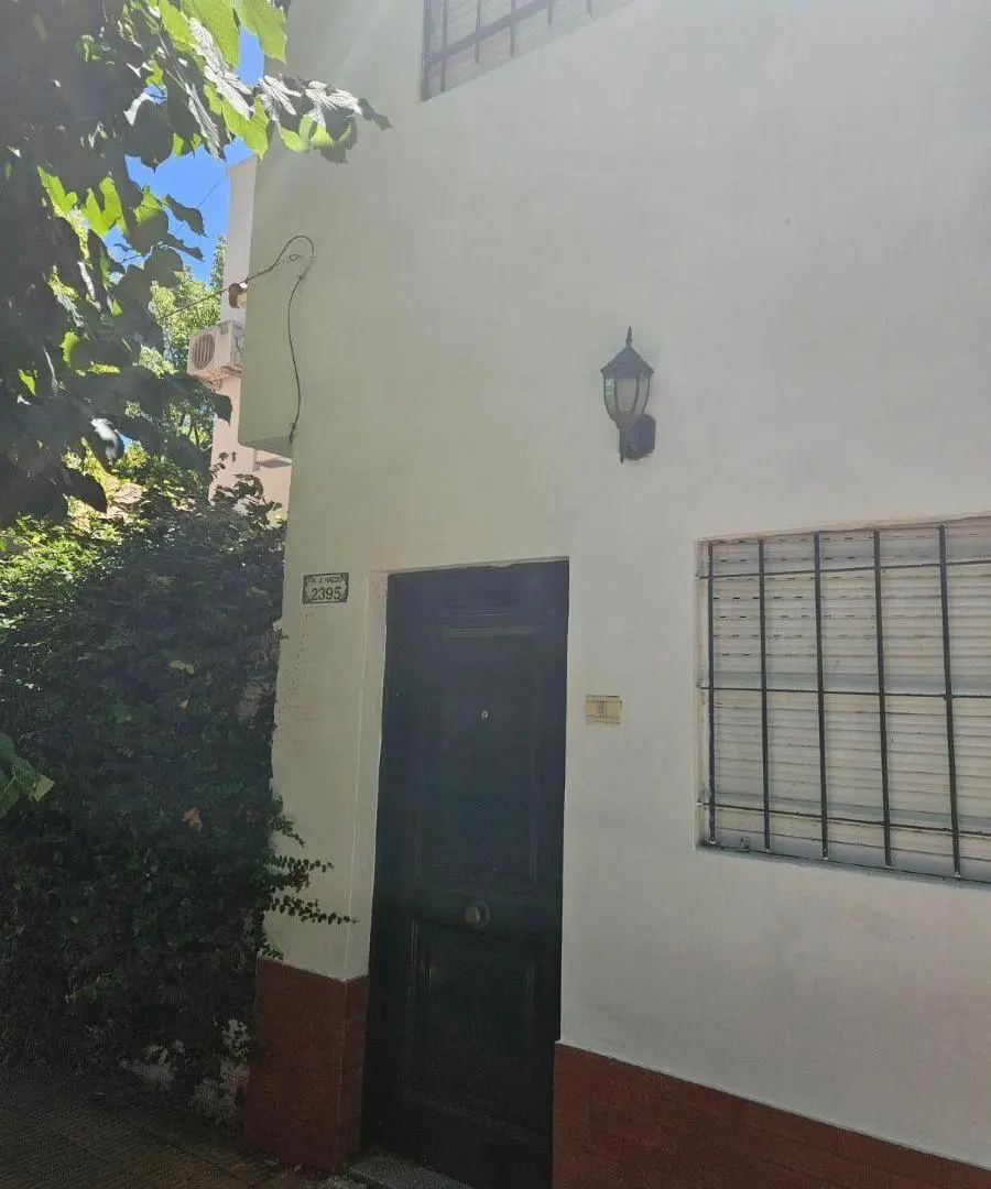 FLORIDA. Interesante casa en esquina con casa secundaria. Ideal para 2 familias.196 m2 cubiertos sob 4