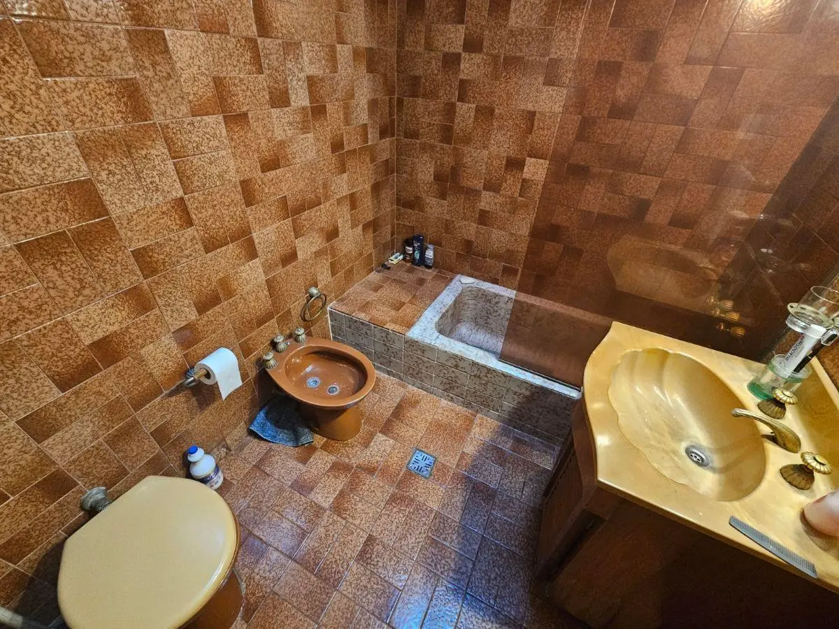 FLORIDA. Interesante casa en esquina con casa secundaria. Ideal para 2 familias.196 m2 cubiertos sob 5