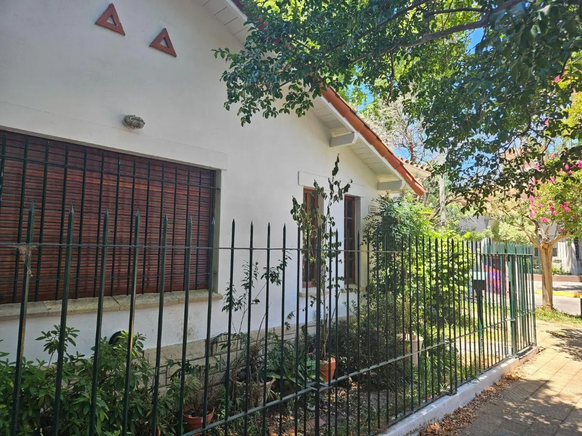 FLORIDA. Interesante casa en esquina con casa secundaria. Ideal para 2 familias.196 m2 cubiertos sob 3