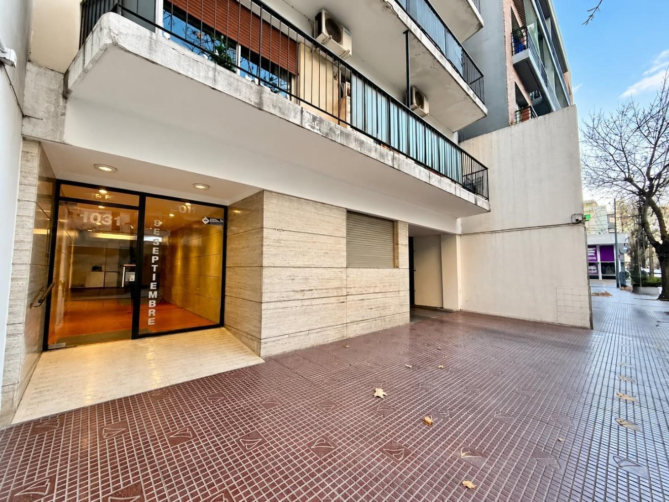 Foto de Venta de departamento de 2 ambientes con excelente ubicación sobre, imagen 1