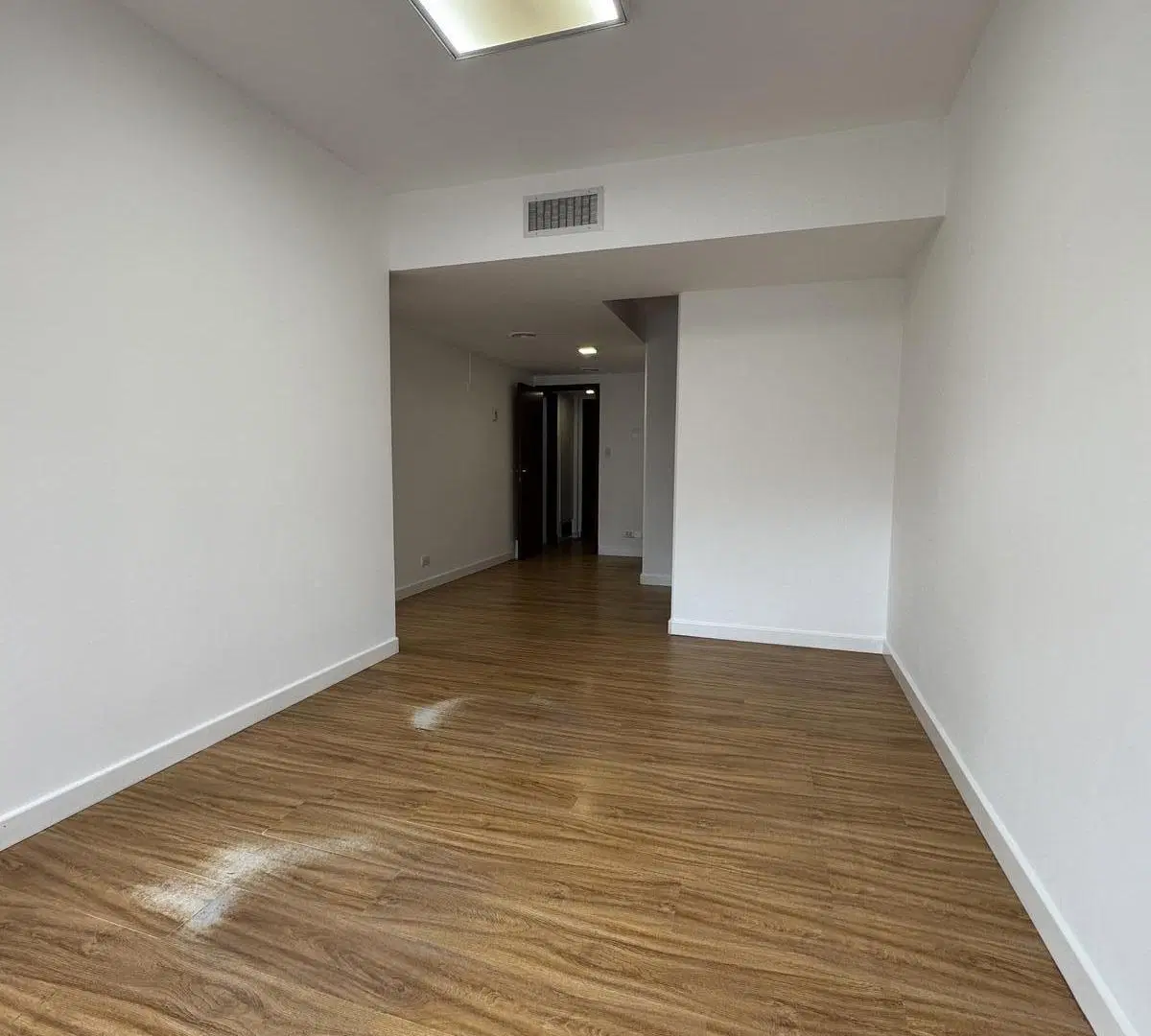 Oficina en semipiso con 3 despachos y cochera propia 2