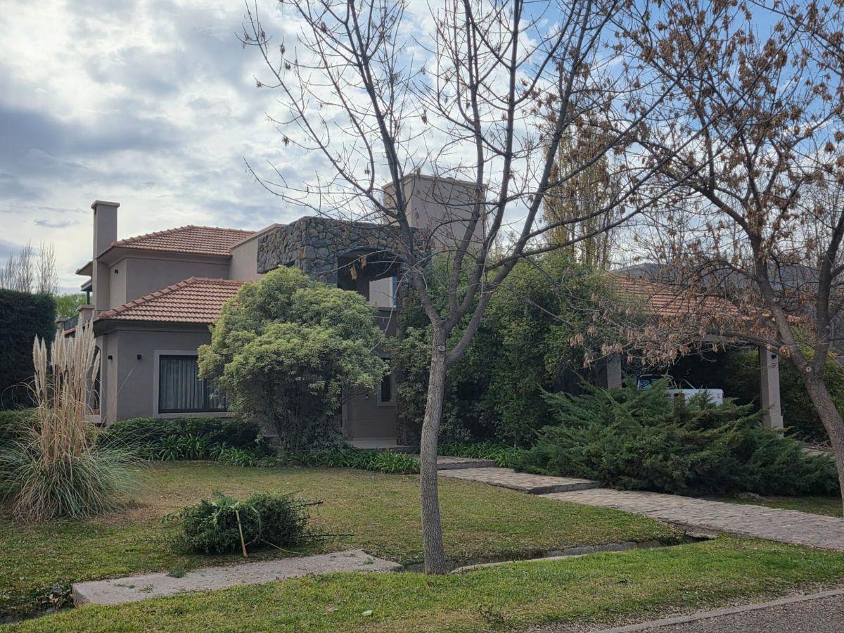 Capital Prop Vende Extraordinaria Casa en barrio Pueyrredon