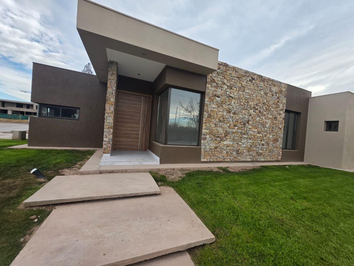 Foto de CAPITAL PROP VENDE! (JIP) Casa a estrenar en barrio Yrigoyen, Gutiérrez, imagen 1