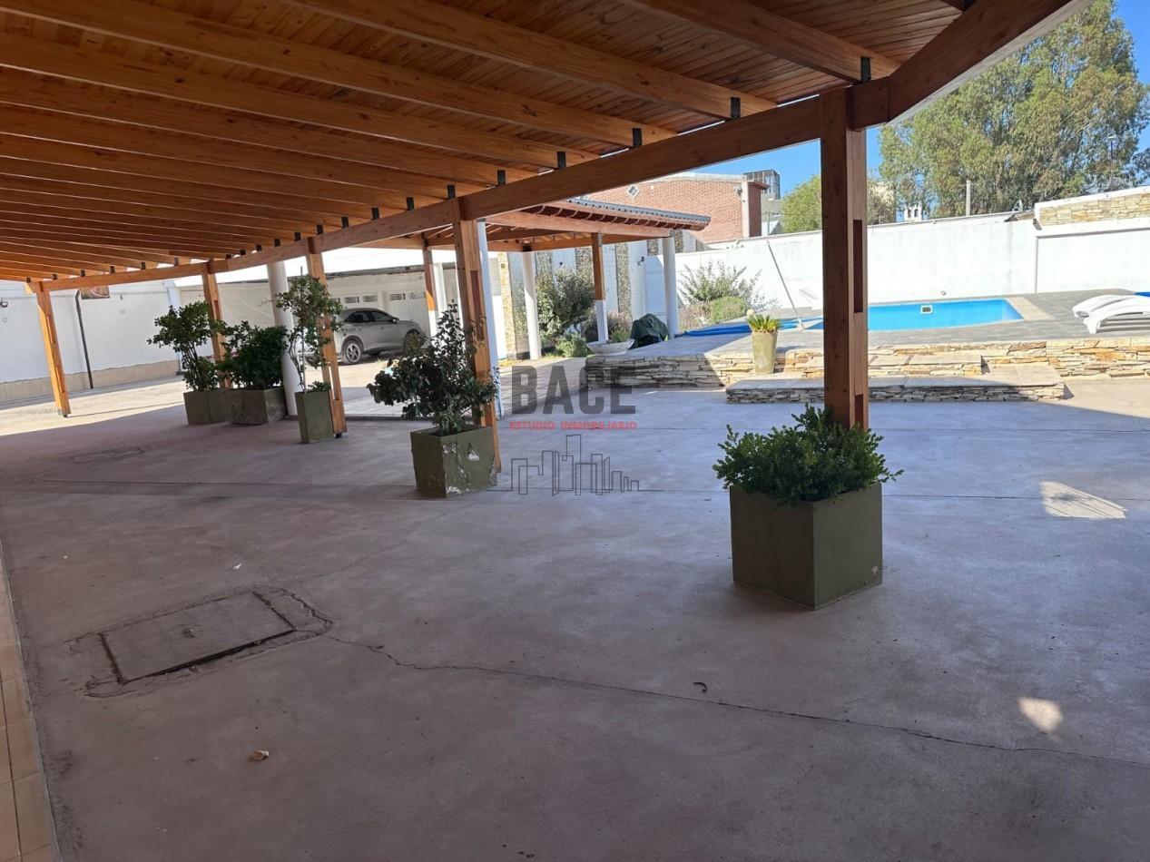 Foto de VENTA de Casa + Dpto Independiente con Pileta y Quincho en el Centro de, imagen 3