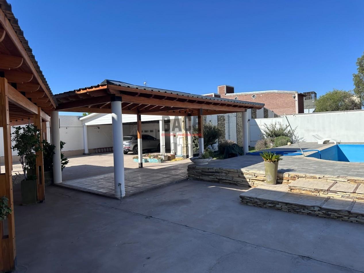 Foto de VENTA de Casa + Dpto Independiente con Pileta y Quincho en el Centro de, imagen 2