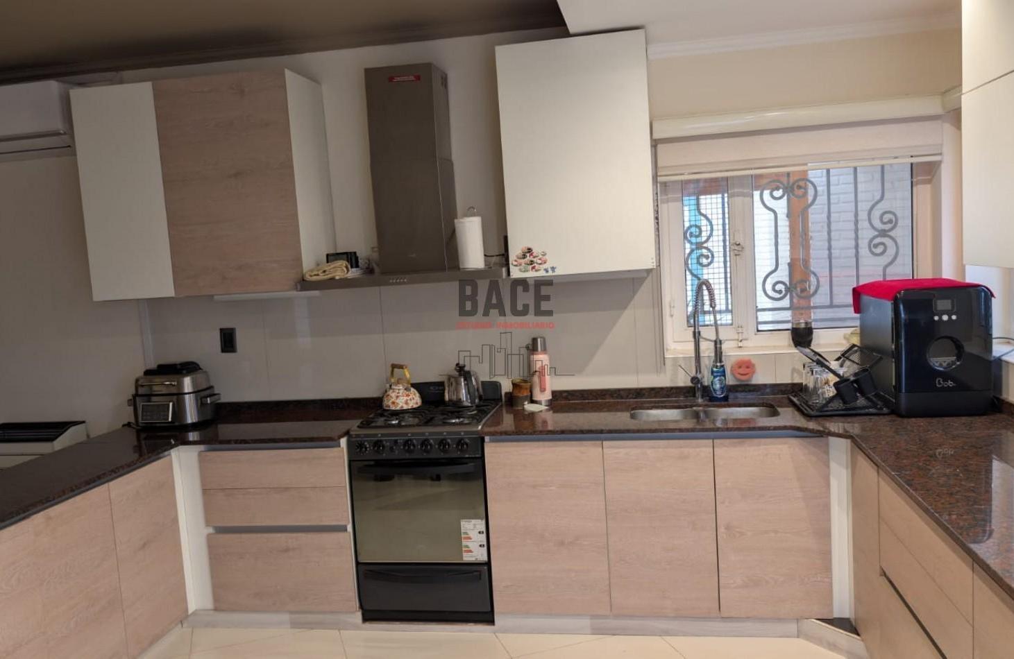 Foto de VENTA de Casa + Dpto Independiente con Pileta y Quincho en el Centro de, imagen 5