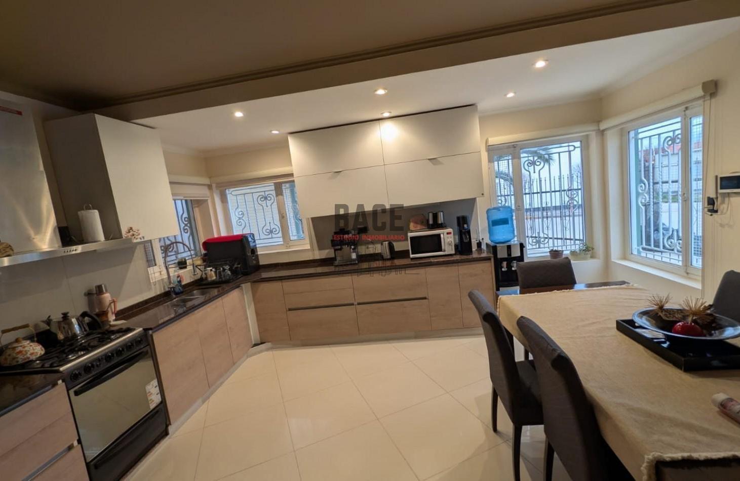 Foto de VENTA de Casa + Dpto Independiente con Pileta y Quincho en el Centro de, imagen 4