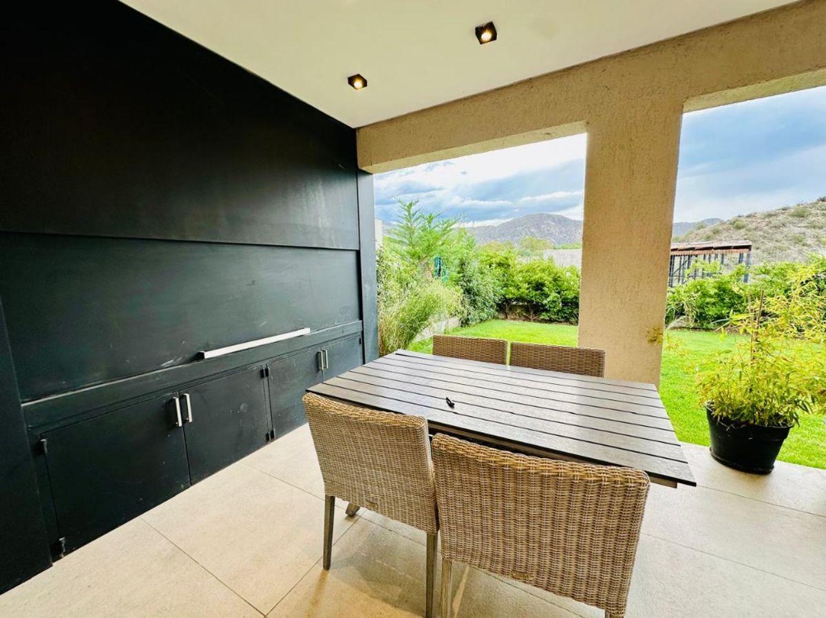 Foto de CASA DE CATEGORÍA EN Barrio Privado Dalvian – DISEÑO, CONFORT Y VISTAS, imagen 3