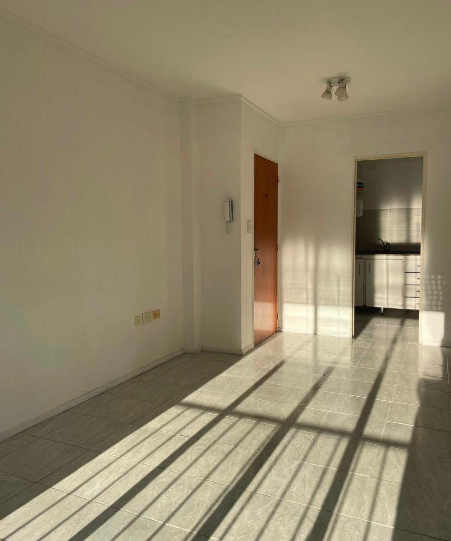 Foto de Departamento quinto piso al frente en alquiler, imagen 2