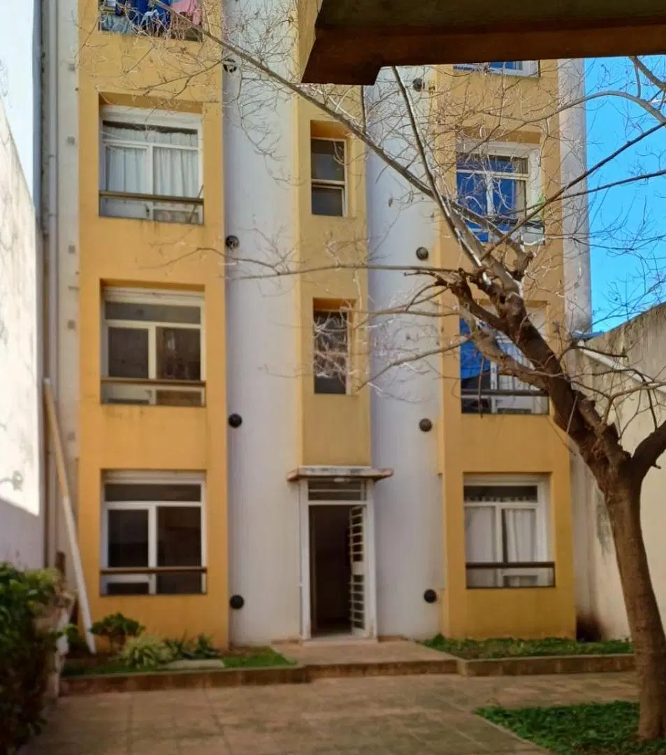 Ph con 1 dormitorio y patio en venta en La Plata 2