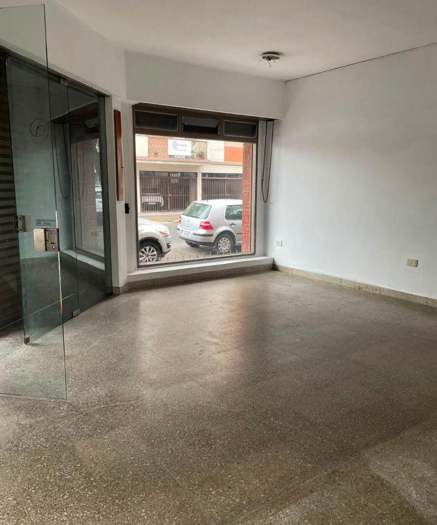 Foto de Local de 90 m² en alquiler en La Plata, imagen 2