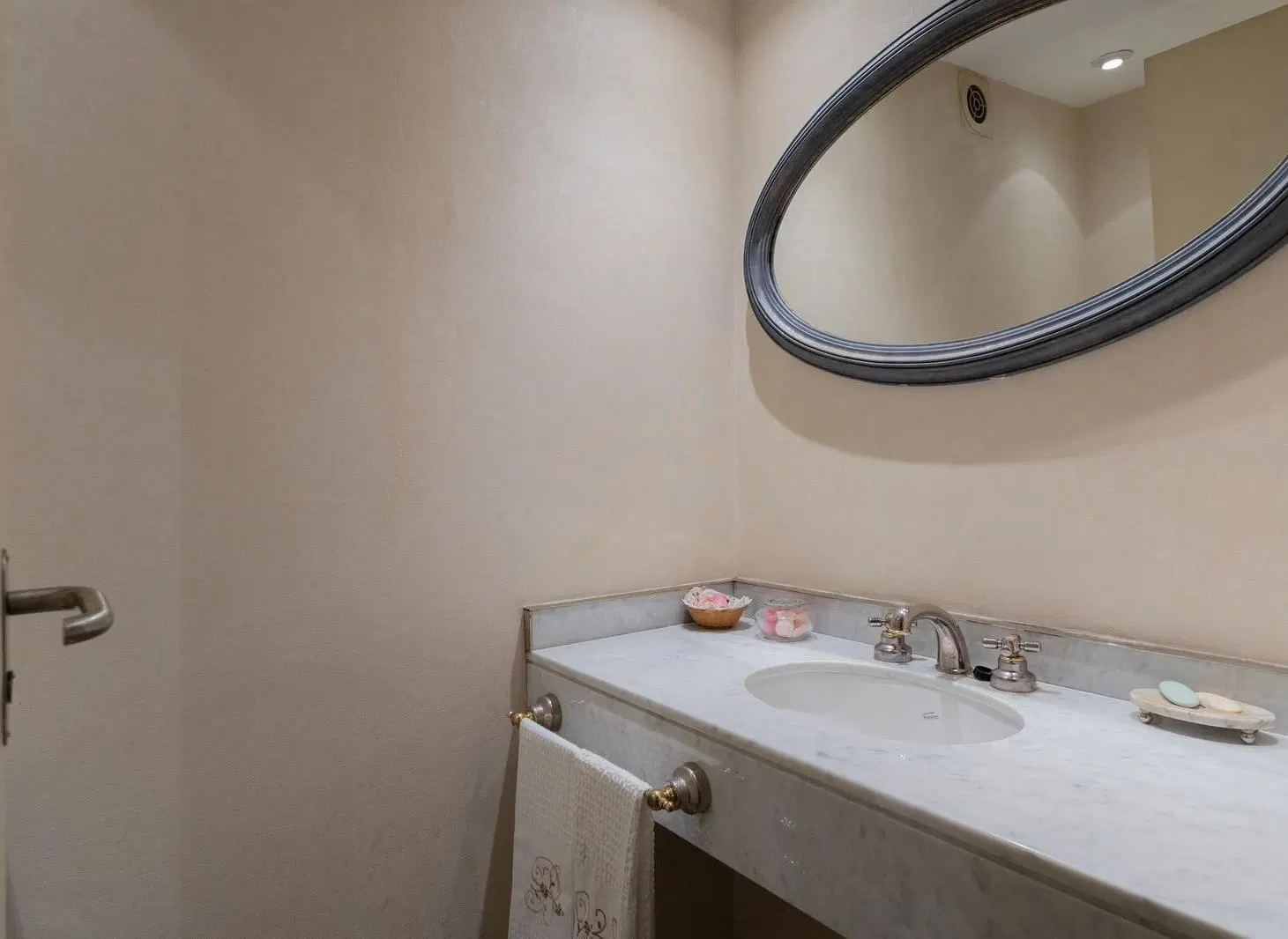 Venta. Departamento. Laprida y Arenales. Barrio Norte. Piscina. SUM. Cochera y baulera 4