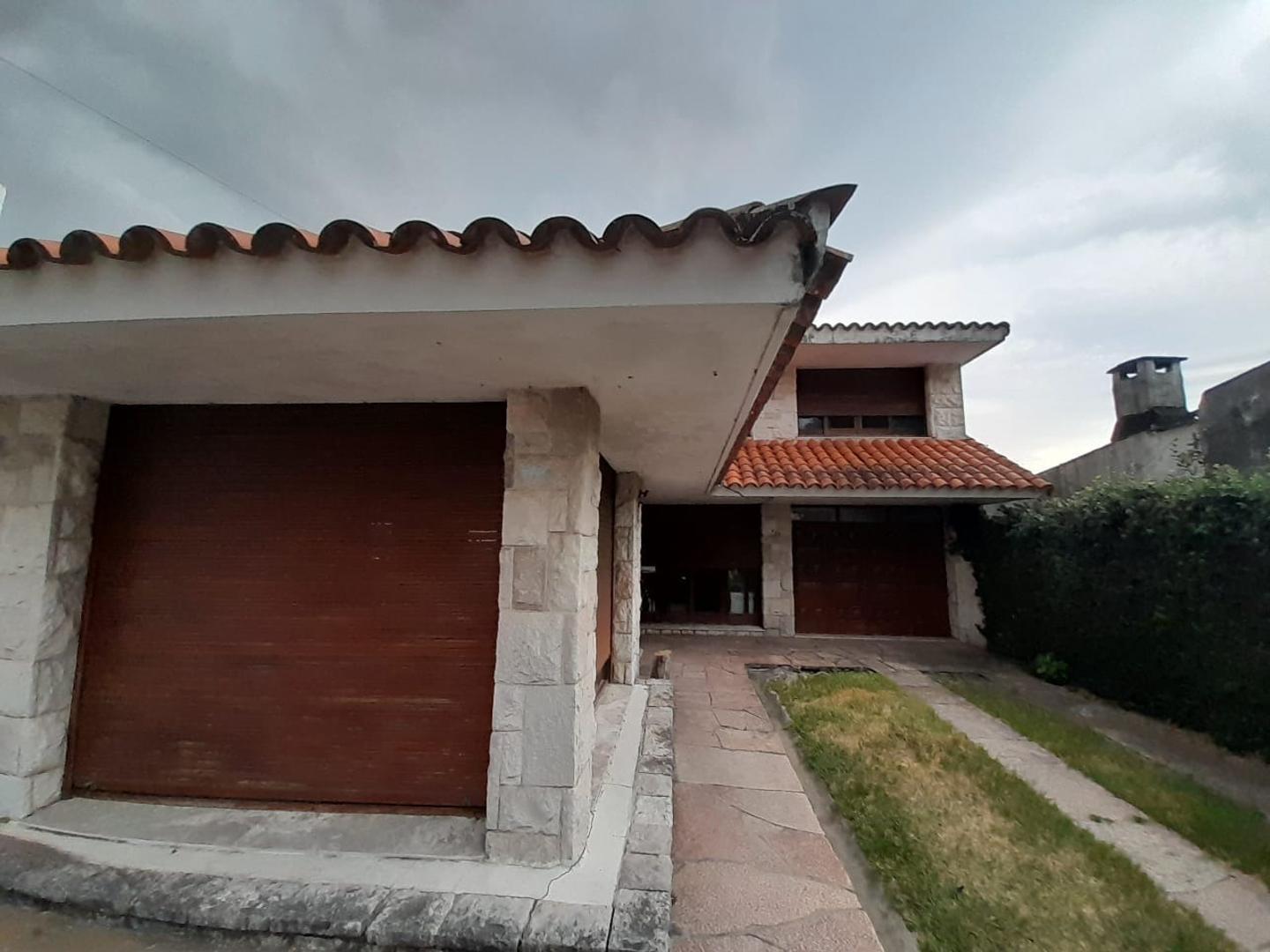 VENDO HERMOSO CHALET EN PLENO CENTRO DE LA CIUDAD DE ESQUINA