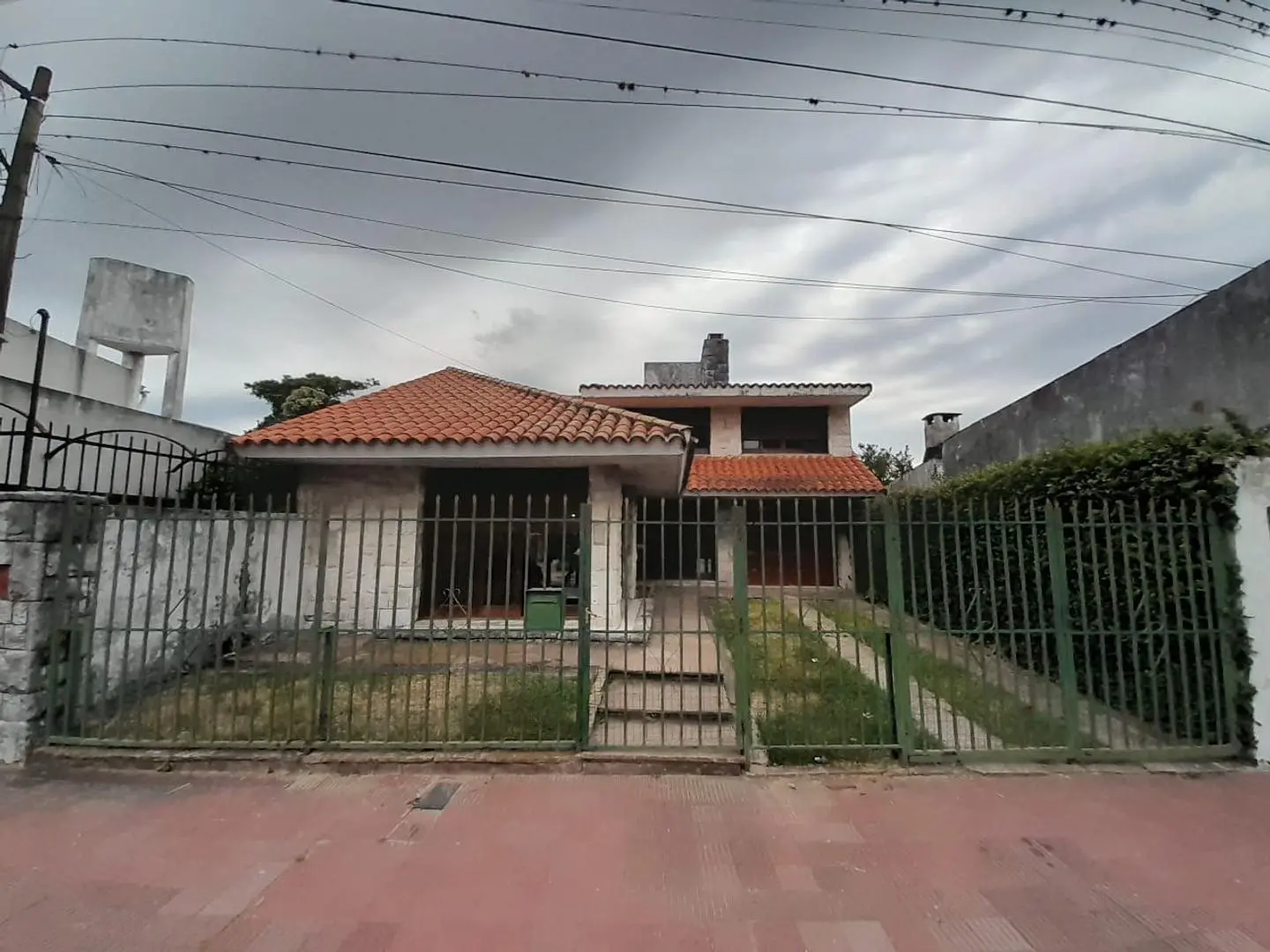 VENDO HERMOSO CHALET EN PLENO CENTRO DE LA CIUDAD DE ESQUINA 8