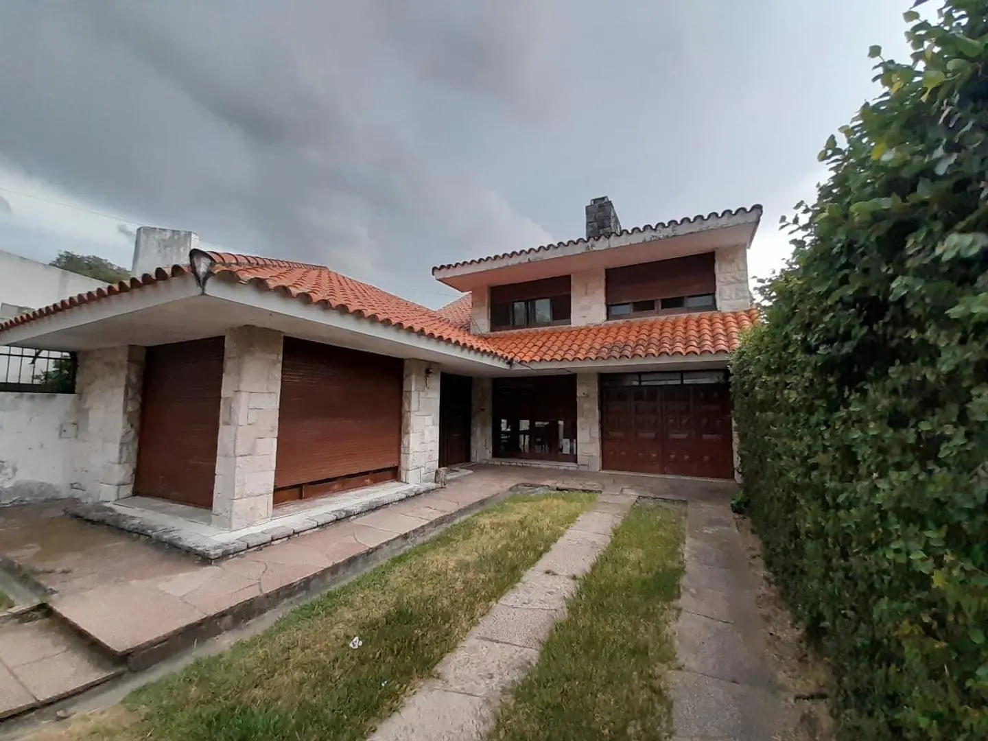 VENDO HERMOSO CHALET EN PLENO CENTRO DE LA CIUDAD DE ESQUINA 2