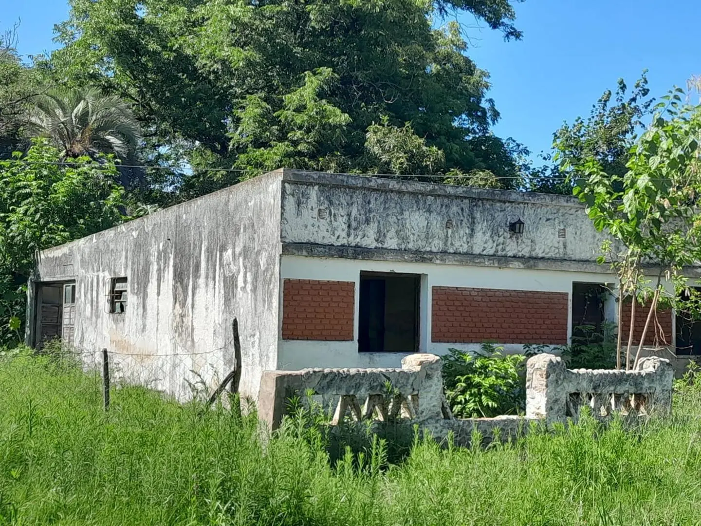 VENDO CASA CON GRAN TERRENO DENTRO DEL CASCO URBANO EN LA CI 4