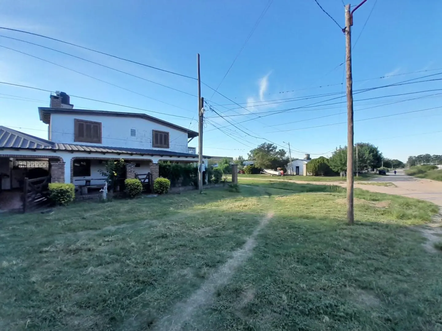 VENDO GRAN CHALET DE DOS PLANTAS MUY CERCA DEL CENTRO DE LA 4