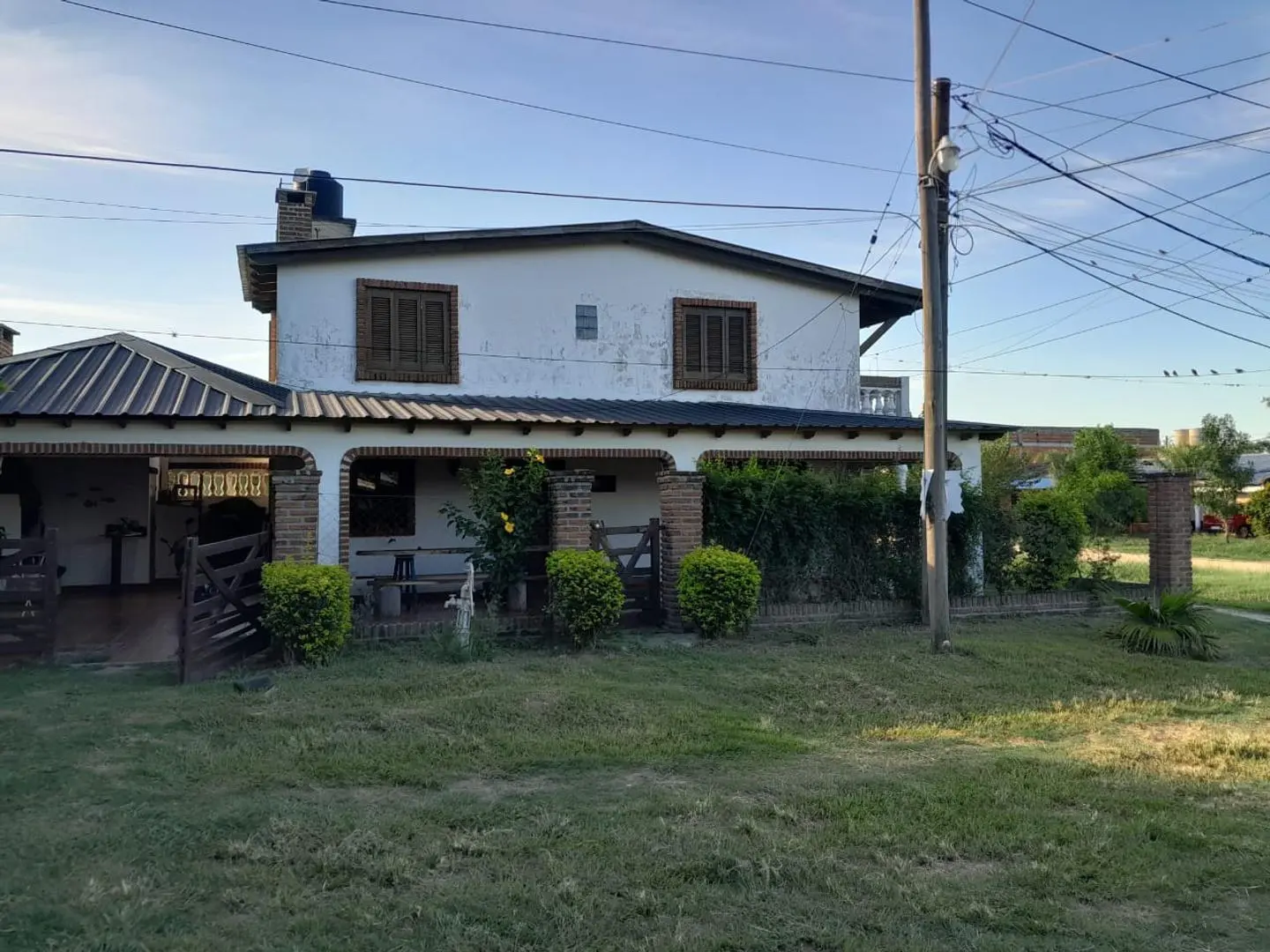 VENDO GRAN CHALET DE DOS PLANTAS MUY CERCA DEL CENTRO DE LA 3