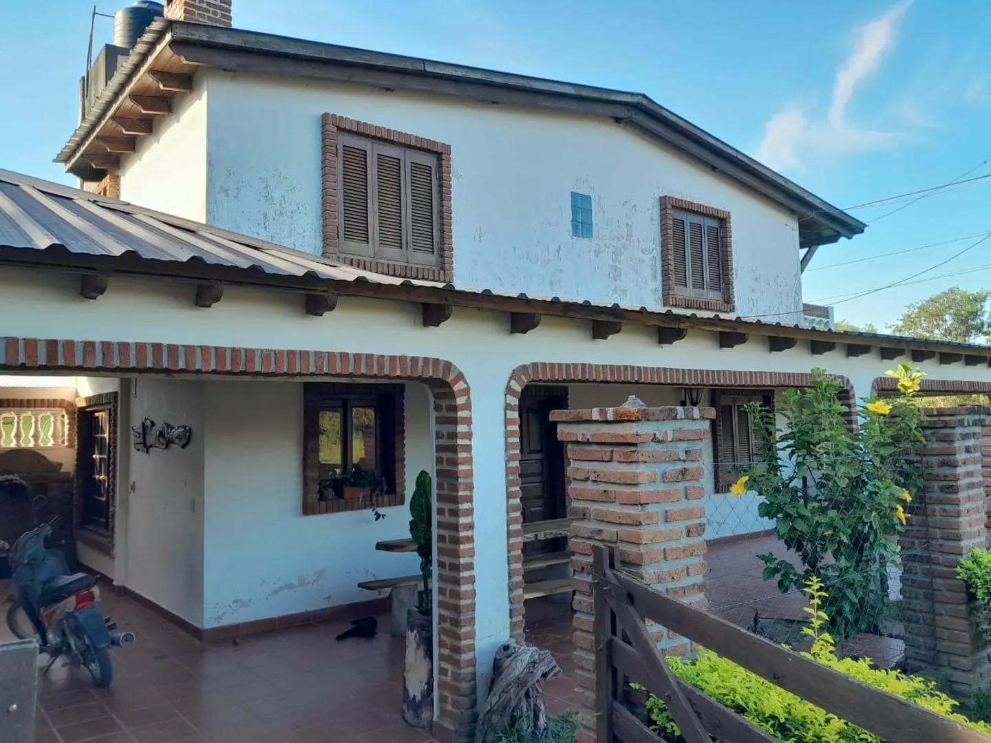 VENDO GRAN CHALET DE DOS PLANTAS MUY CERCA DEL CENTRO DE LA 5
