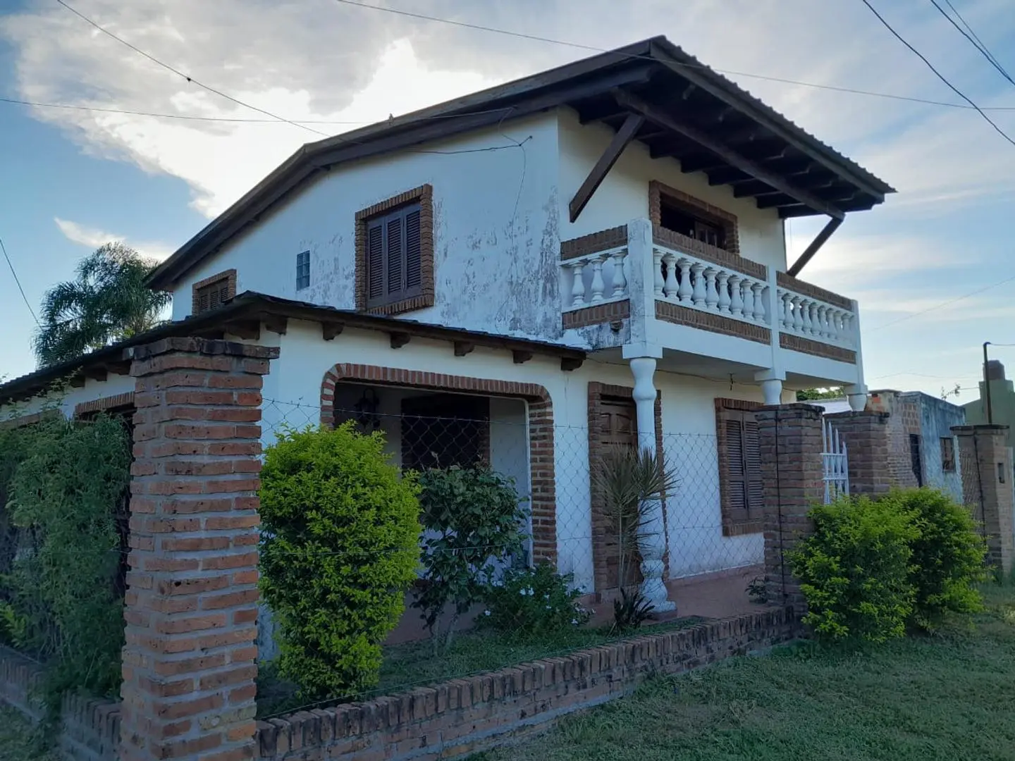 VENDO GRAN CHALET DE DOS PLANTAS MUY CERCA DEL CENTRO DE LA 1