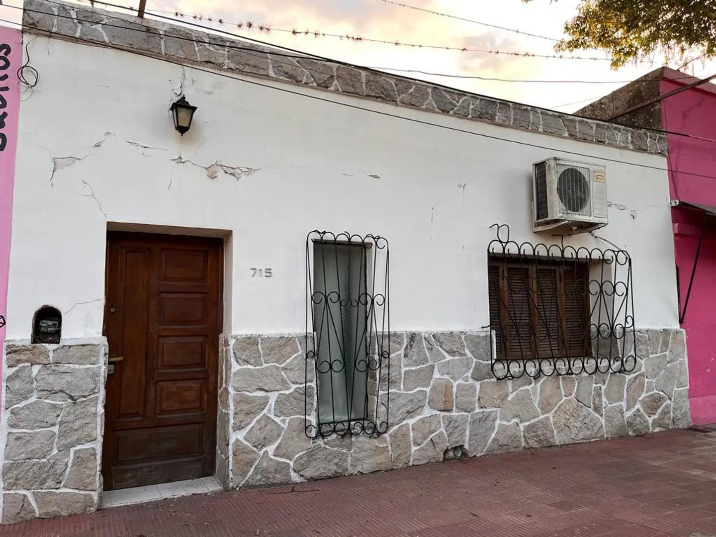 VENDO IMPORTANTE CASA EN PLENO CENTRO DE LA CIUDAD DE ESQUIN 4