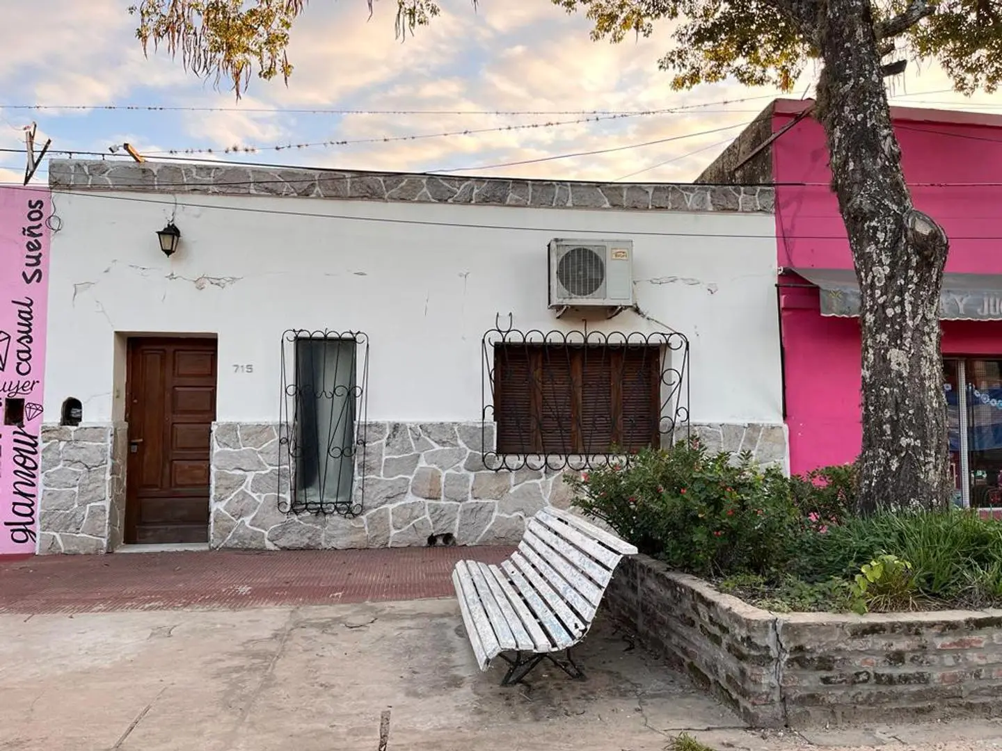 VENDO IMPORTANTE CASA EN PLENO CENTRO DE LA CIUDAD DE ESQUIN 1