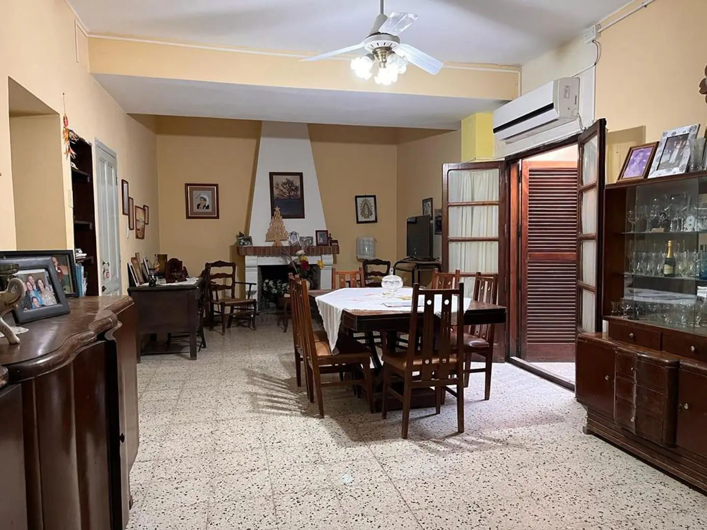 VENDO IMPORTANTE CASA EN PLENO CENTRO DE LA CIUDAD DE ESQUIN 8